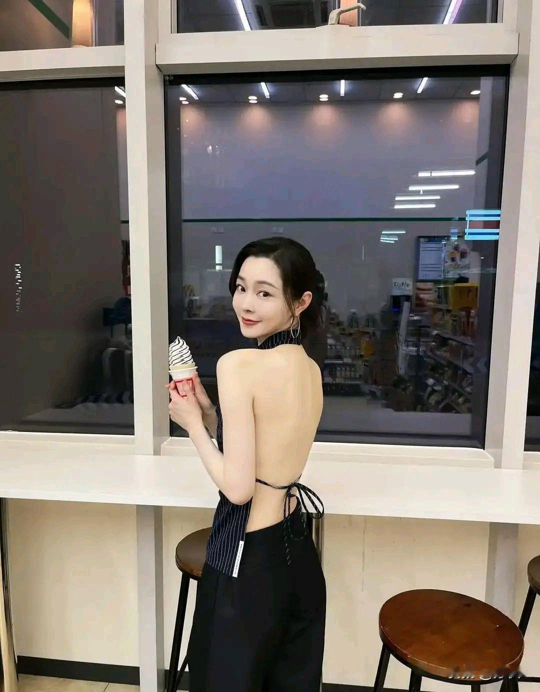 宋轶的后背闪闪发光！穿正式装时，单凭容貌排不到前十。这一身露背休闲装一穿，这身材