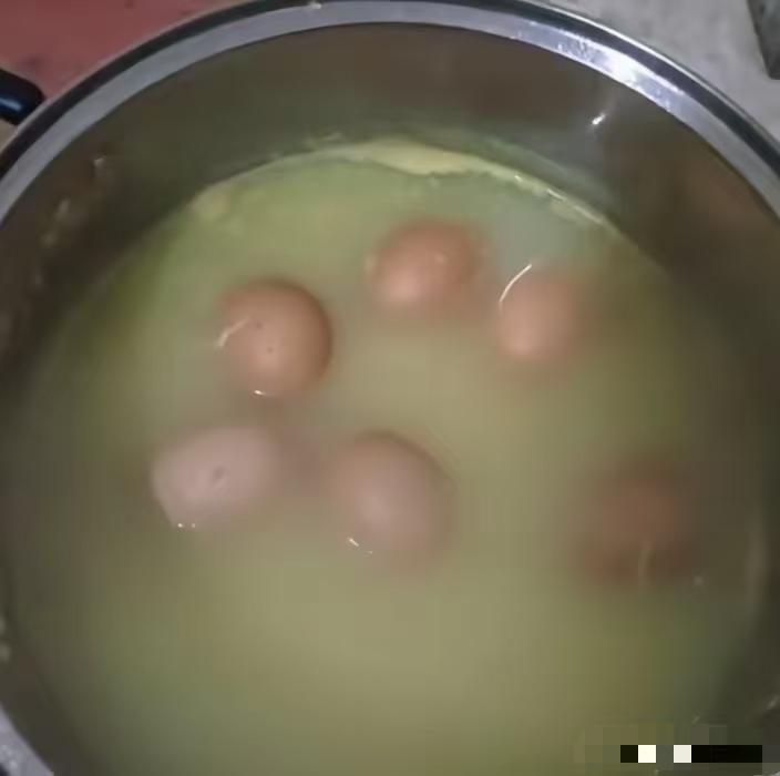 早上辛辛苦苦的熬了一锅粥，儿媳妇只吃鸡蛋不喝粥。我坐月子第一天我婆婆给我端了一碗