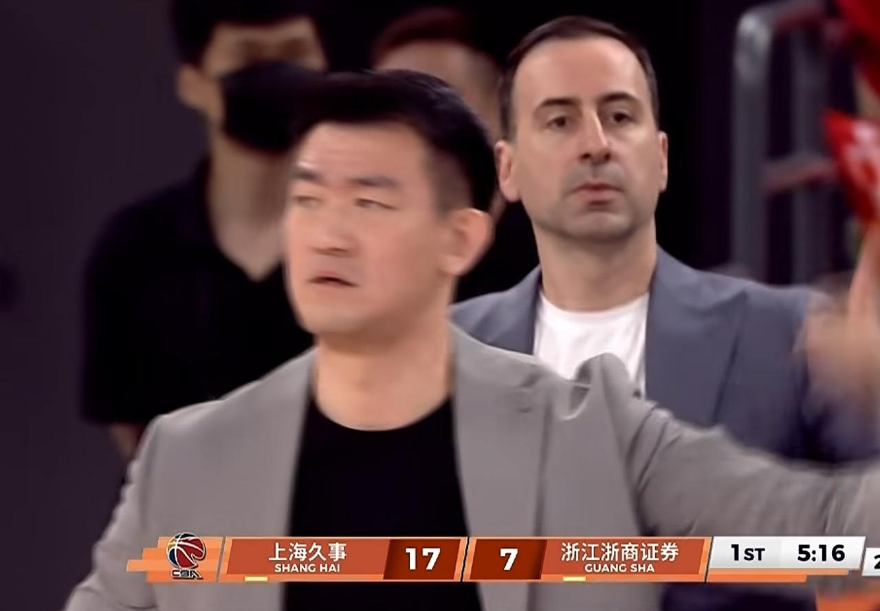 总决赛第四场，卢伟玩战略放弃，轮休古德温、王哲林、张镇麟，等怀特赛德和洛夫顿伤愈