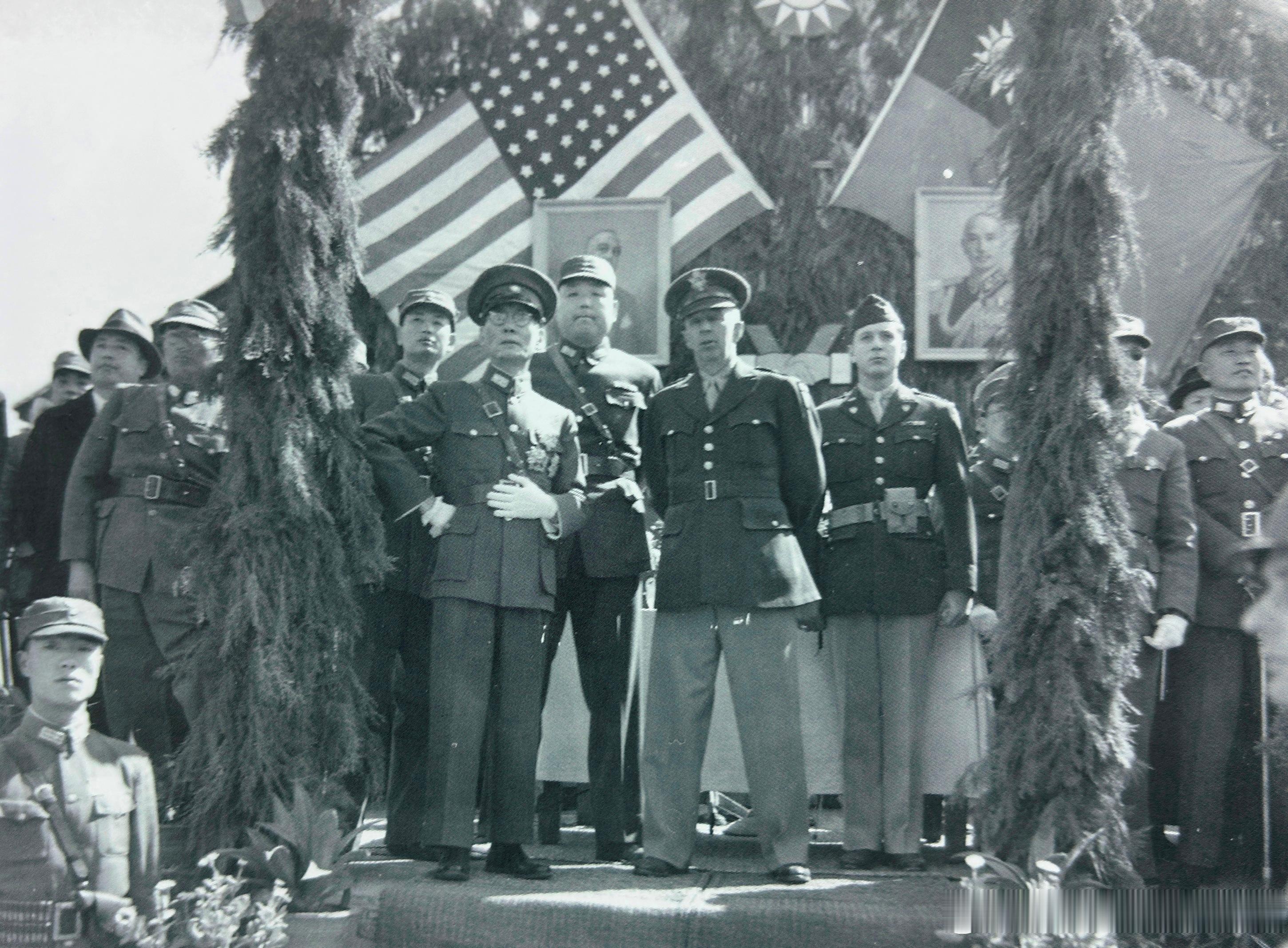 1945年2月4日龙云与美军军官站在主席台上，欢迎第一支通过中印公路抵达昆明的美
