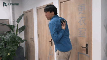 刻意抬头挺胸是错的讲了这种常见误区会导致平背体态，今天来说说，如果已经出现了这