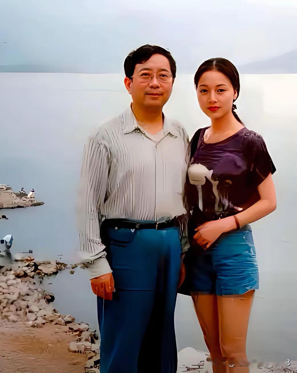 这是90年代的余秋雨和马兰，当时的余秋雨已经是中年人了，有点小肚腩，身材微微发福