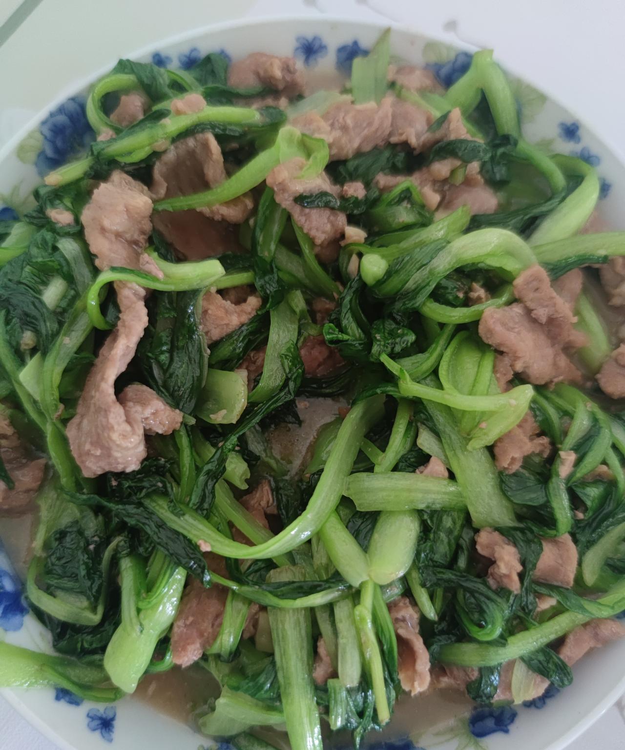 小白菜炒肉片+米饭这次小白菜不想烧汤，炒的也很鲜嫩脆口。我连干三大碗饭，嗝