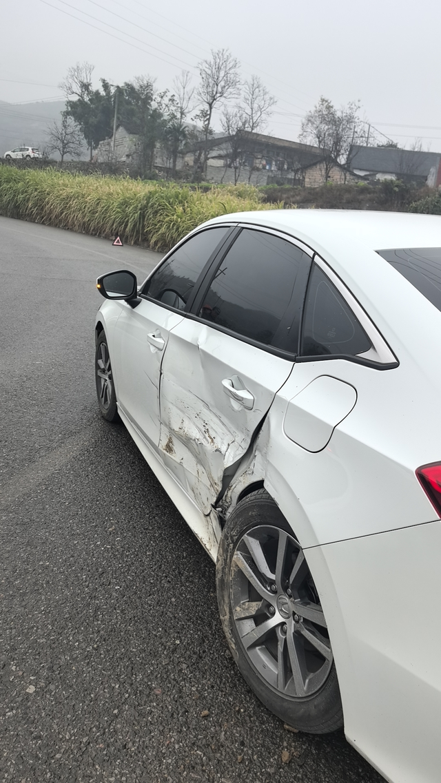 半年第一撞提车半年门确实薄，对面货车就一点