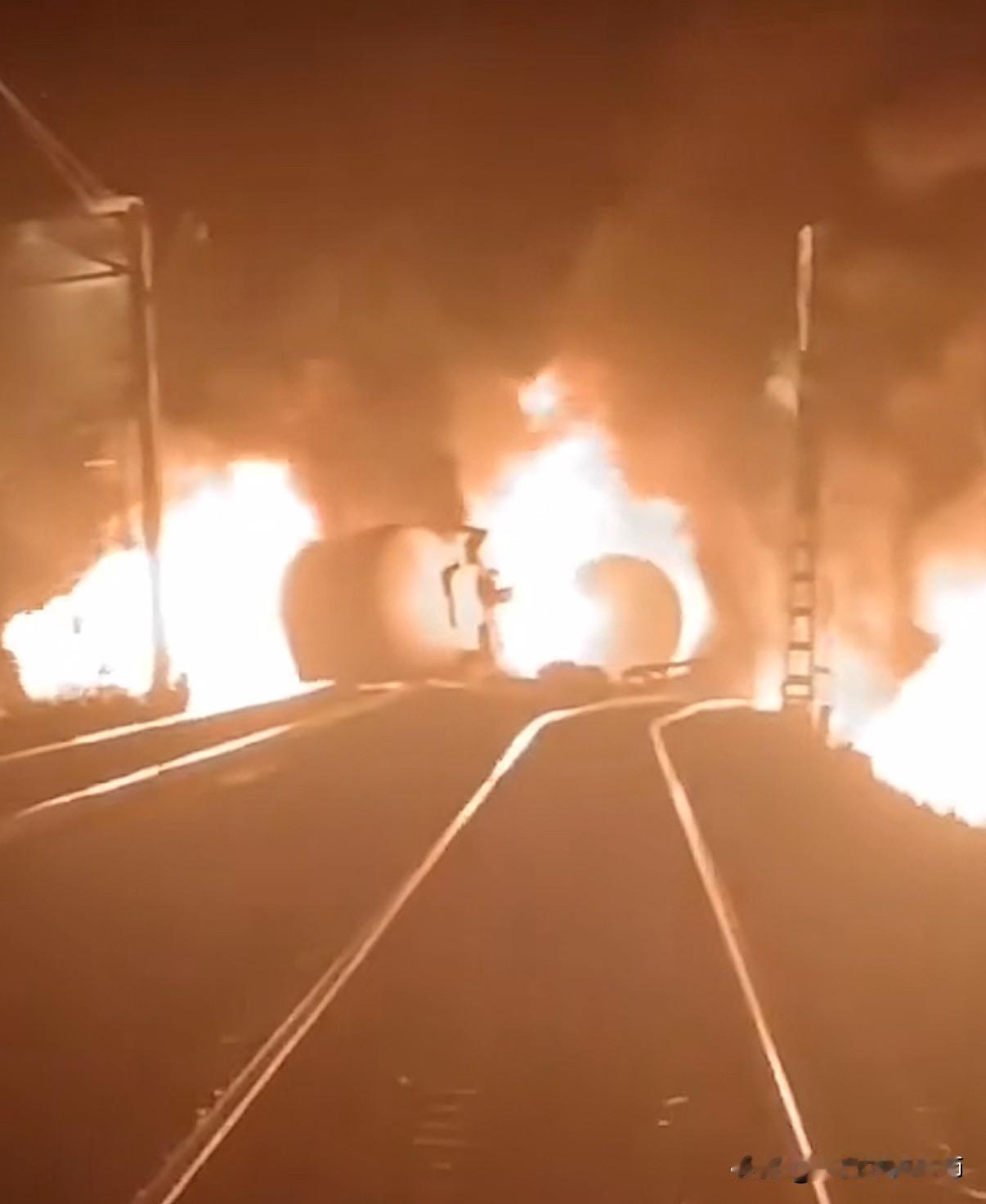 俄彼尔姆火车站火灾，俄军油罐列车被烧毁！彼尔姆叶卡捷琳堡俄军油罐列车出轨俄军油罐