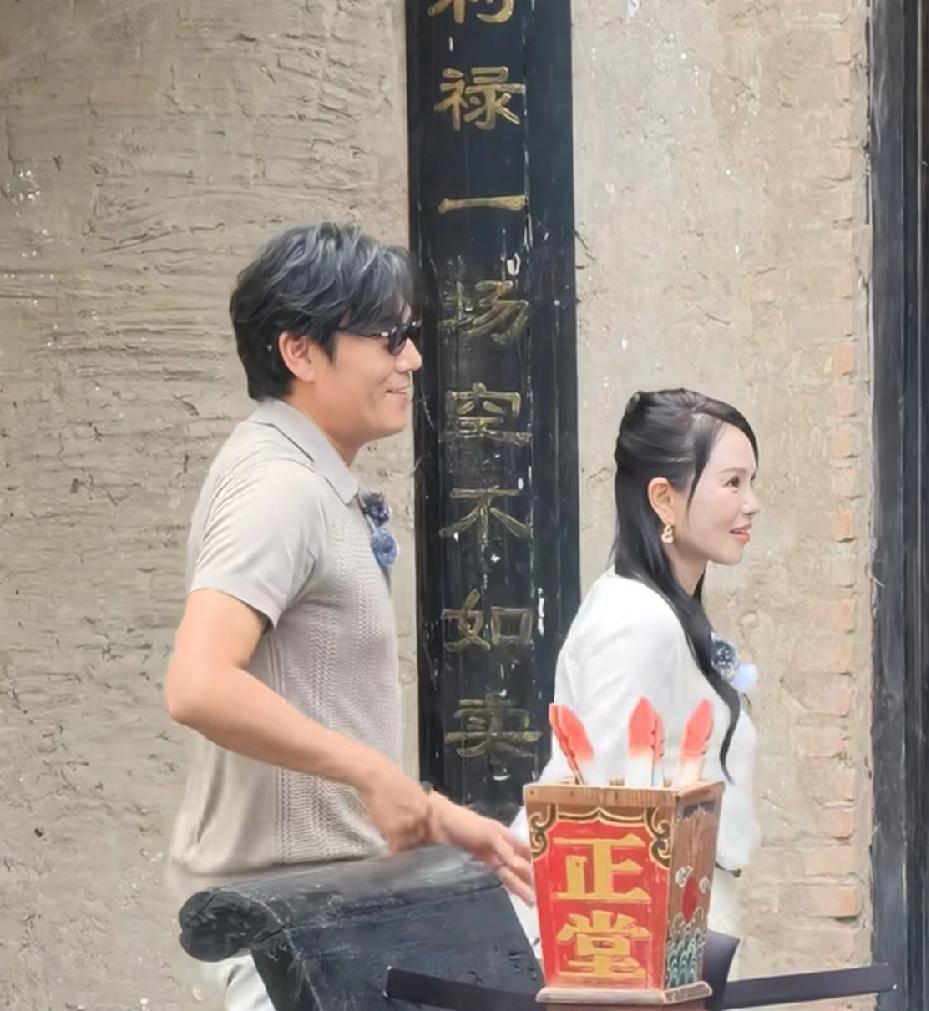 朋友在万岁山见到了秦昊和伊能静，回来说了一句大实话。她说这对夫妻真人，更