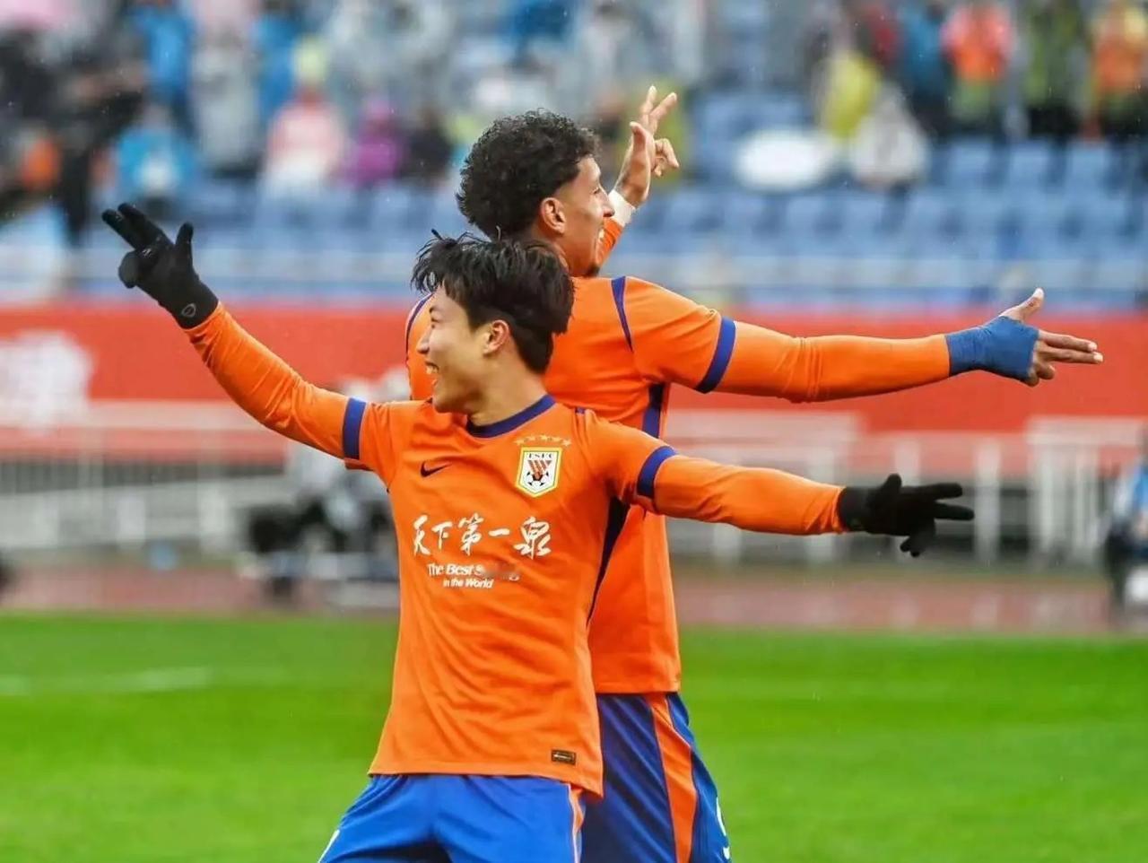 克雷桑、刘洋没有去河南？那泰山队首发不用猜也知道是谁了。媒体报道上一场缺席泰山