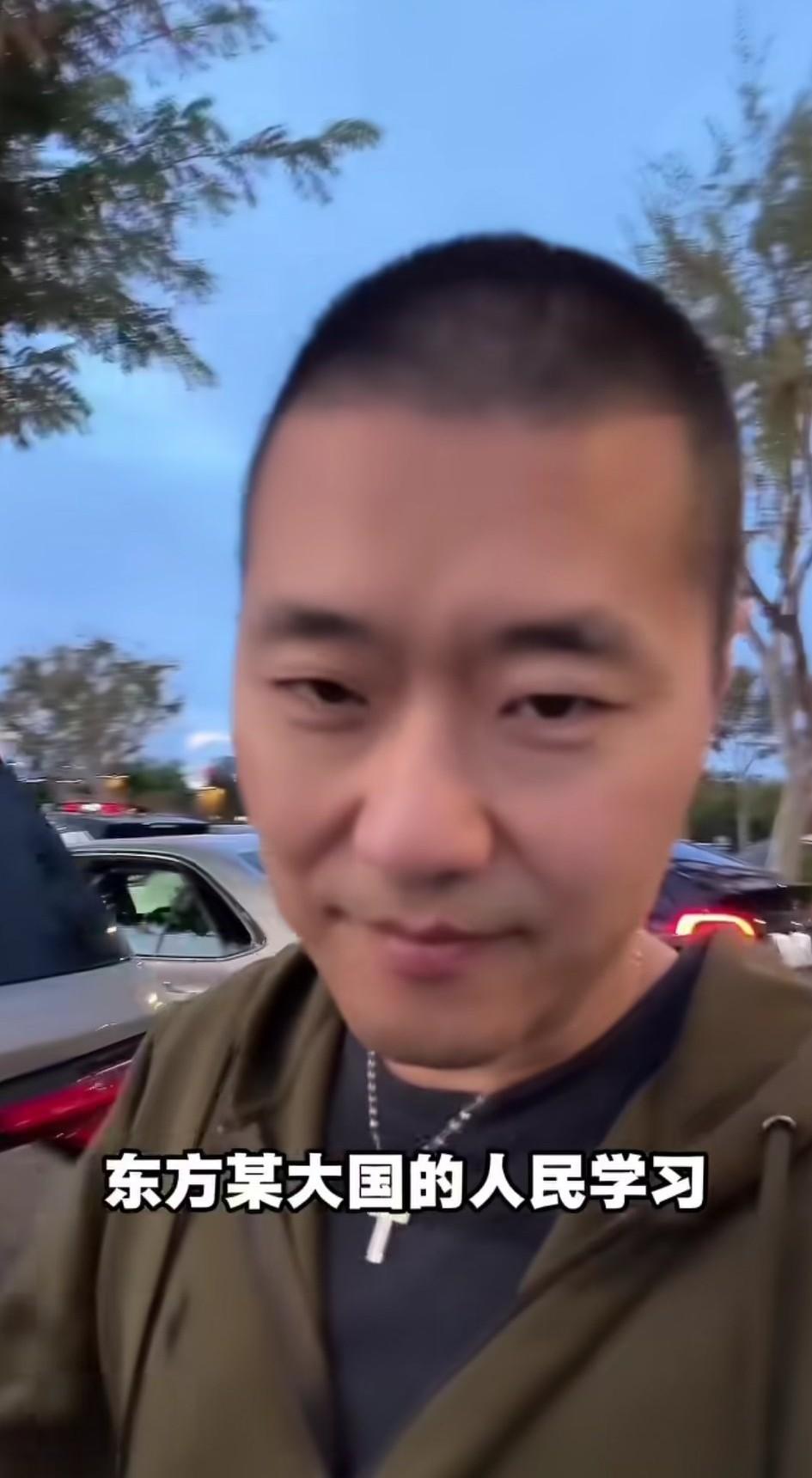 在美华人男子发视频吐槽：在美国超市购物，车辆后备箱都是非常一致的朝外的，这一点值