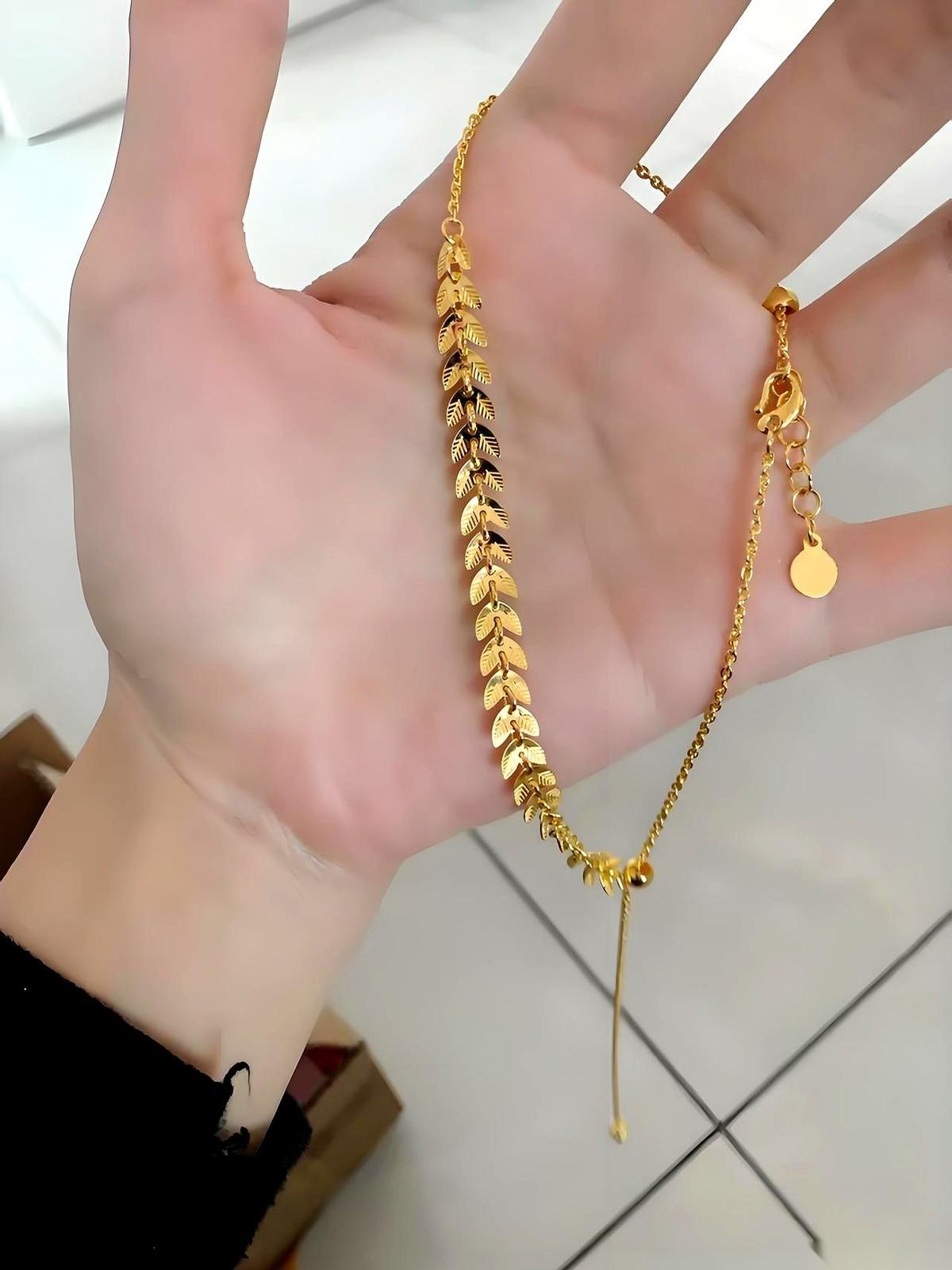 前脚刚捡了条金链子，转手卖了七千块，笑得连后槽牙都露出来了。后脚骑车一头栽在地