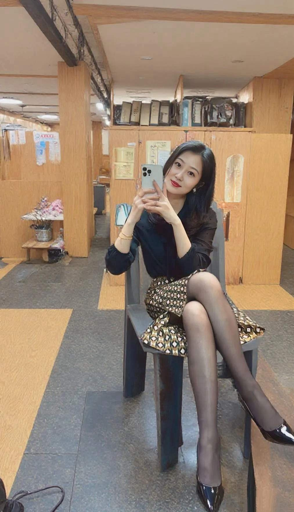 一个已婚女人，有俩娃，每天上班还穿着高跟黑丝，，你们说这样的搭配会不会有些不合适