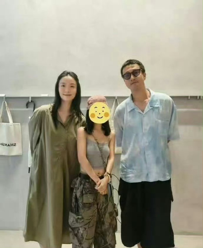 王传君身高187，他身旁的妻子齐溪身高174，相差13cm的两人看着居然差不多