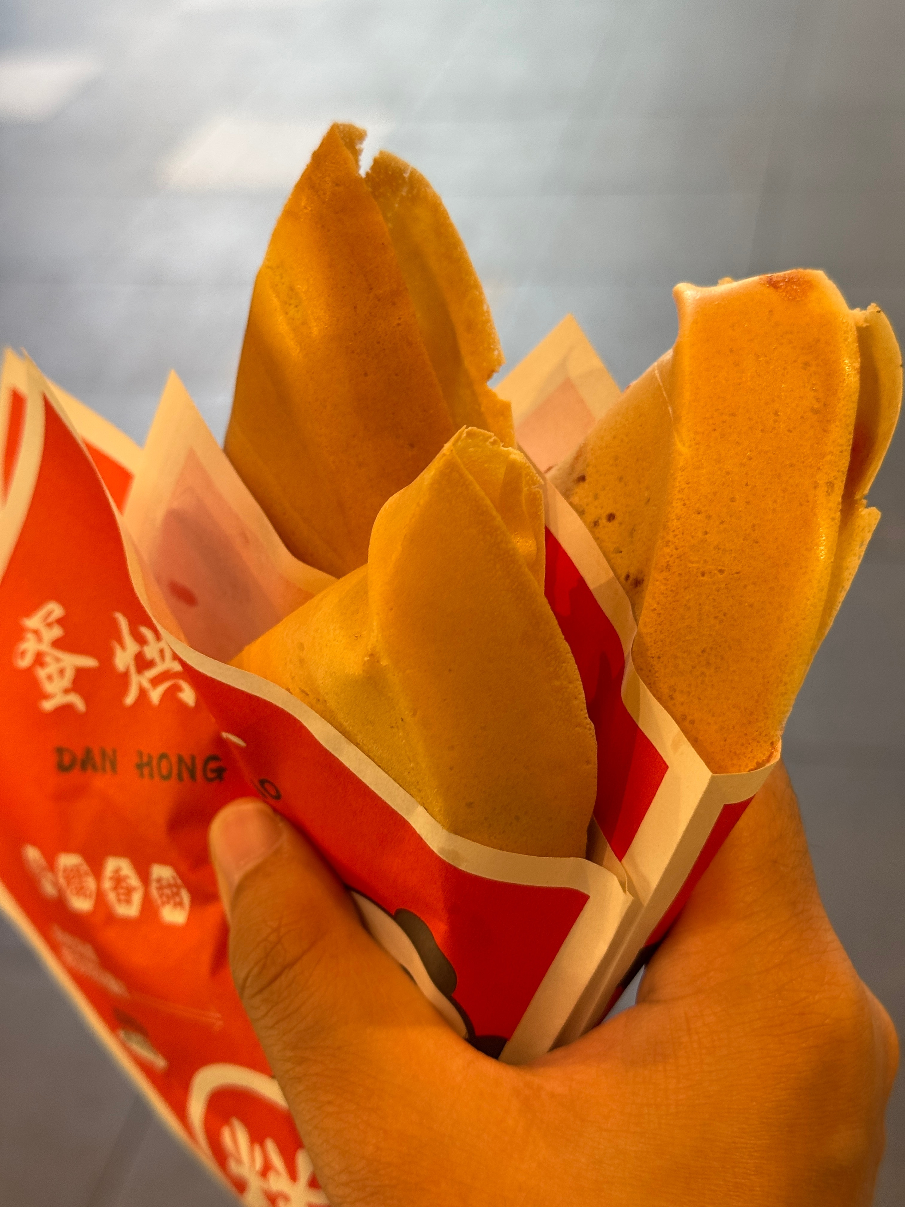 太古里真是离谱。普通酱肉包8块一个我忍了，好歹有肉，也是在大门店里。喵的路边摊蛋