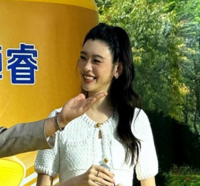 奚梦瑶生图被疯传，被她的真实长相吓到，网友：钱果然是万能的！
