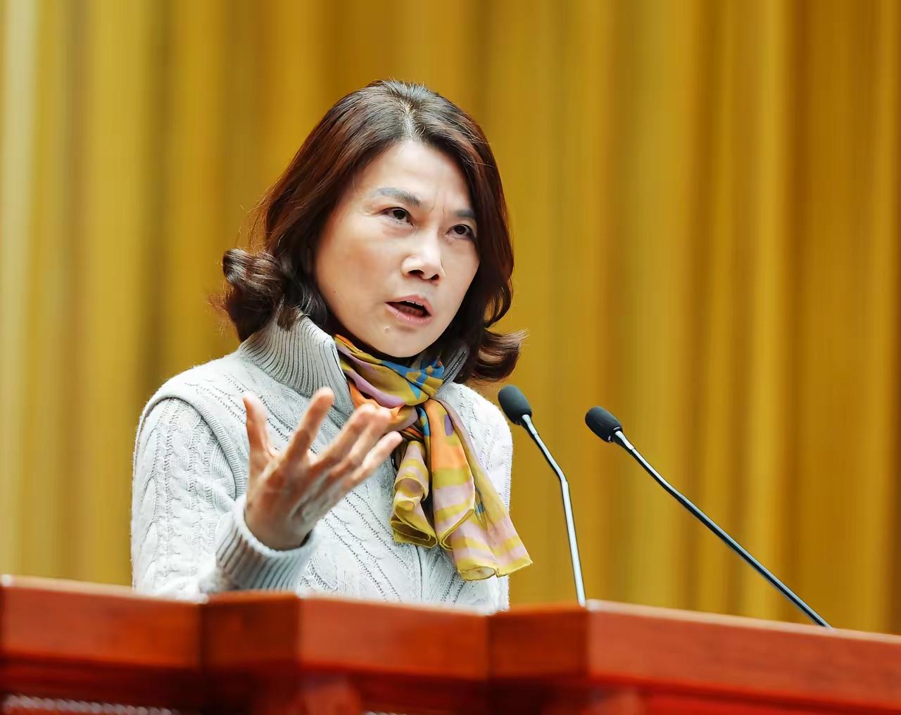 董明珠说，格力不会为了迎合市场，把铜管换成铝管，你要保证10年不会坏，而且今后也