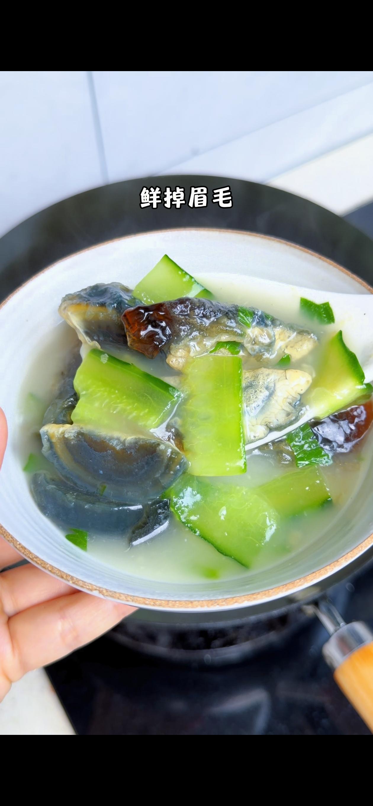 🍲黄瓜皮蛋汤只有0次和无数次！做法超简单，鲜到舔碗底～1️⃣处理食材：皮蛋