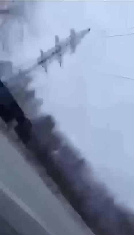 至少五架乌克兰自杀式无人机袭击了莫斯科州的沙图拉热电站。视频画面记录下了FP