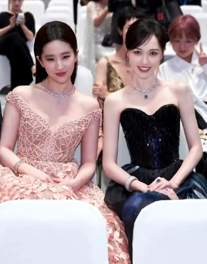女明星的合影，谁赢了？？