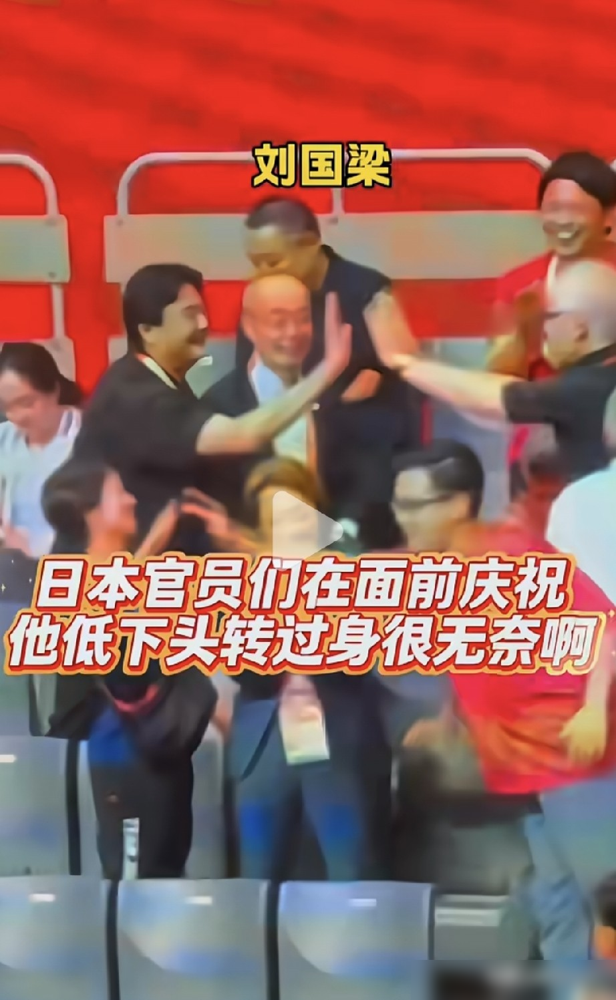 名古屋这场决赛，刘国梁坐看台上脸都是木的，2比3，冠军没了。教练组排了个凶阵，直接把温瑞博顶到二单去