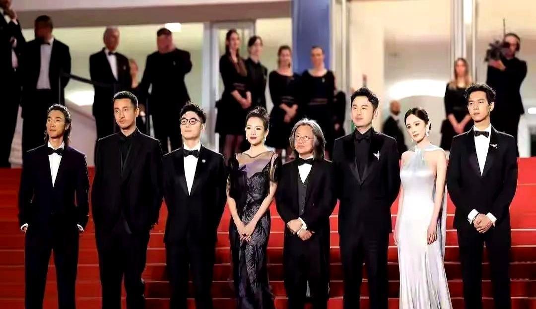 章子怡这次露面真的吓一跳！说实话，没认出来！打眼一看，像瘦版的向太！体型变