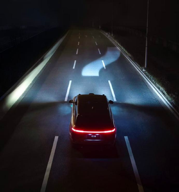 蔚来ES9这个光毯看着很强啊，说明这套矩阵大灯真牛逼。但作为司机，其实我有个心里