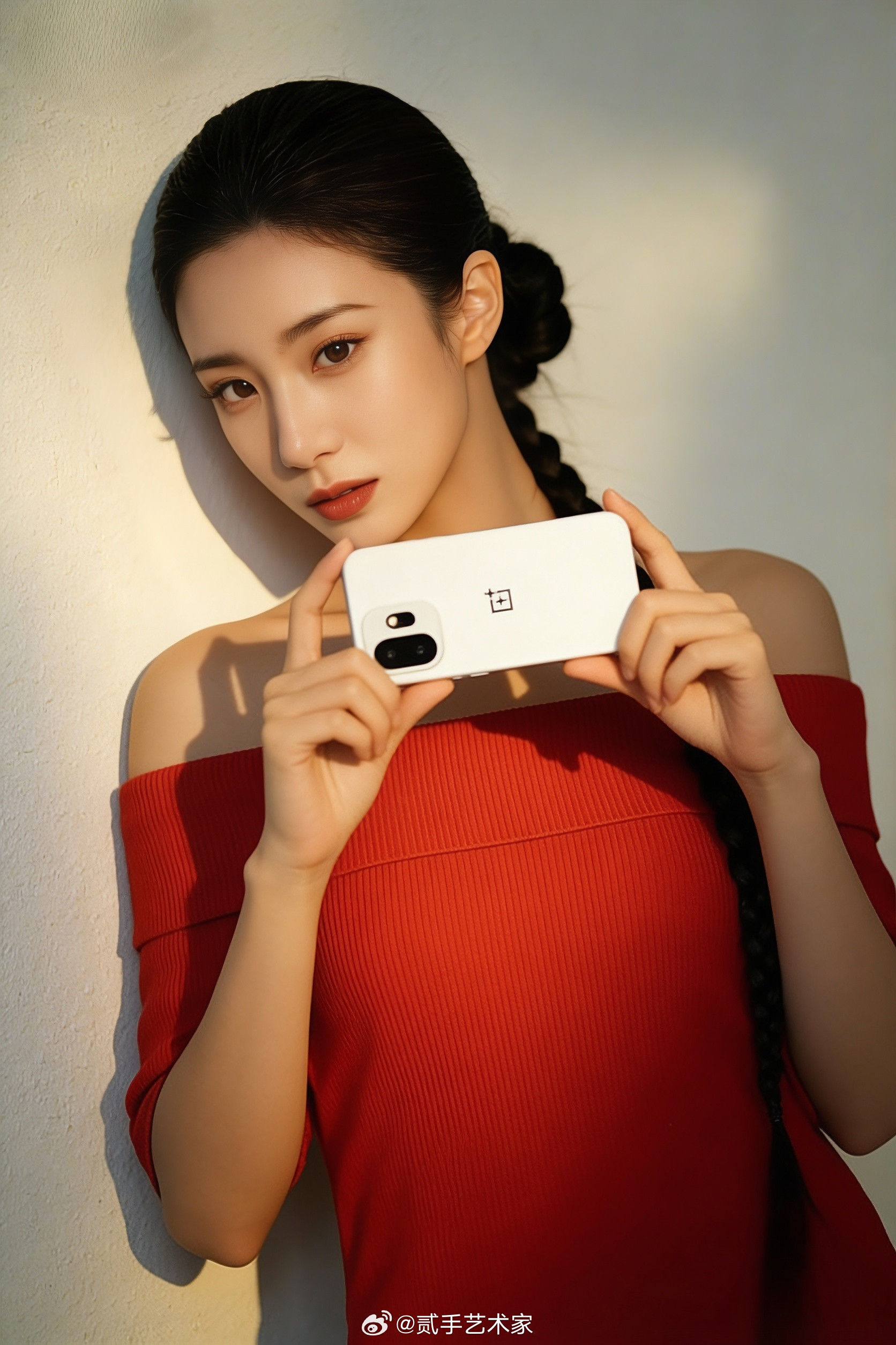 白色版本的一加15T颜值可太高了。美的过于突出。