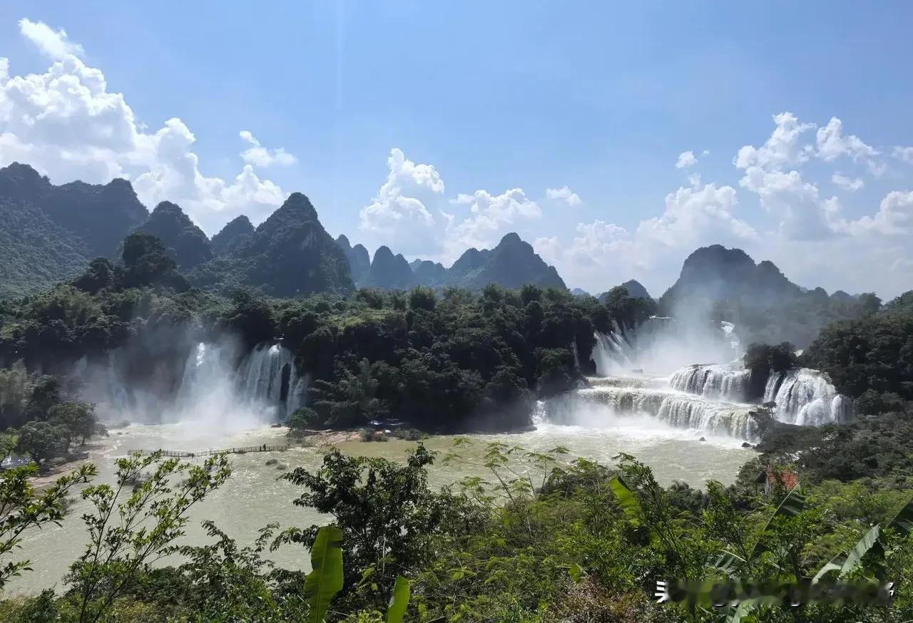 广西崇左的德天瀑布在国内也是非常出名的瀑布了。喀斯特地貌下孕育的这个瀑布真可谓是