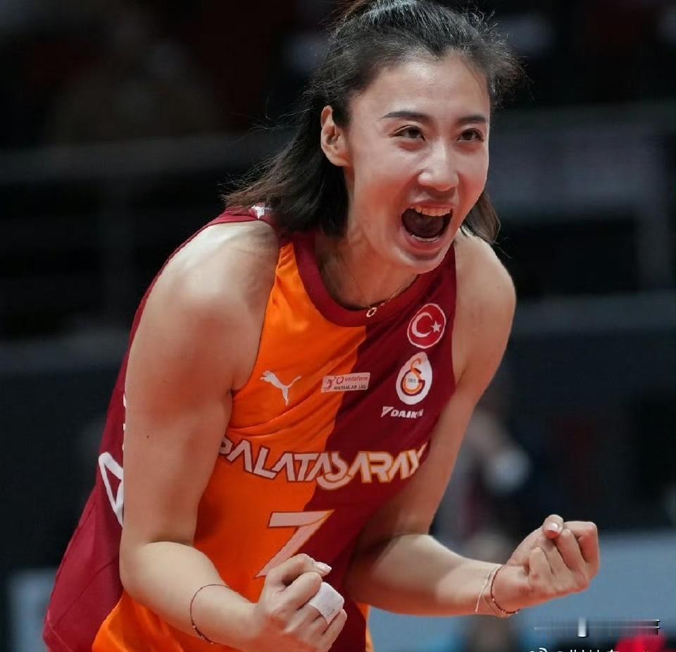 李盈莹前往国家队报到中国女排在今天的中国女排有球训练中，我们看到了久违的妹妹