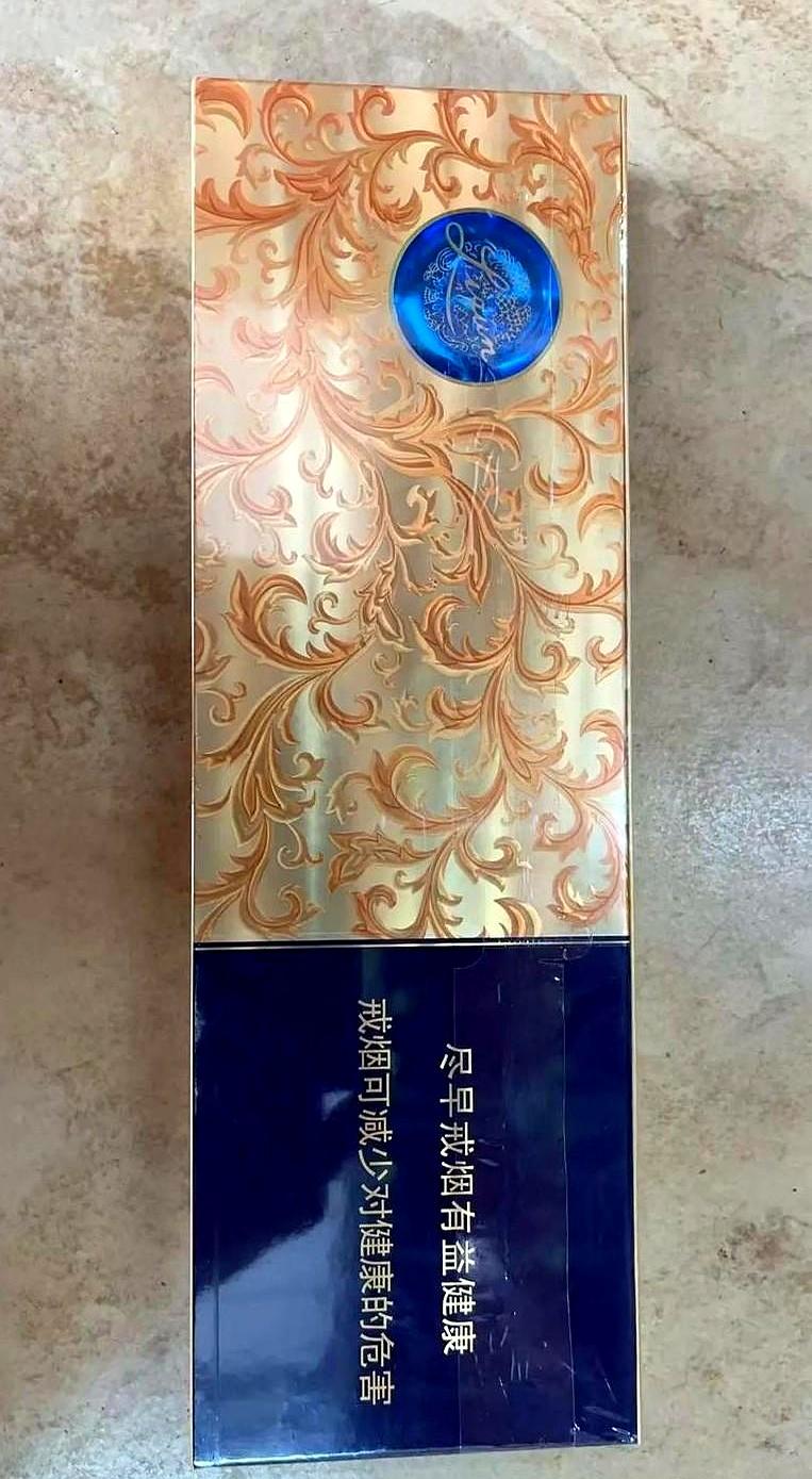 借车给朋友还赚了条烟？这事儿还真让我碰上了！朋友爸妈来武汉玩，用了我两天车，