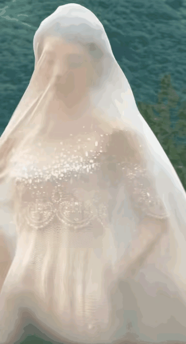 这就是结婚和没结婚的区别吗？同样是演绎婚纱，结过婚的刘诗诗，揭头纱时，戾气稍