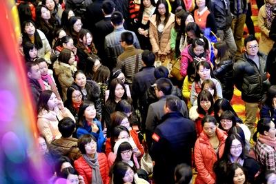 大城市大龄单身女性和农村大龄单身男性数量增多，背后原因复杂。在农村，上世纪八九