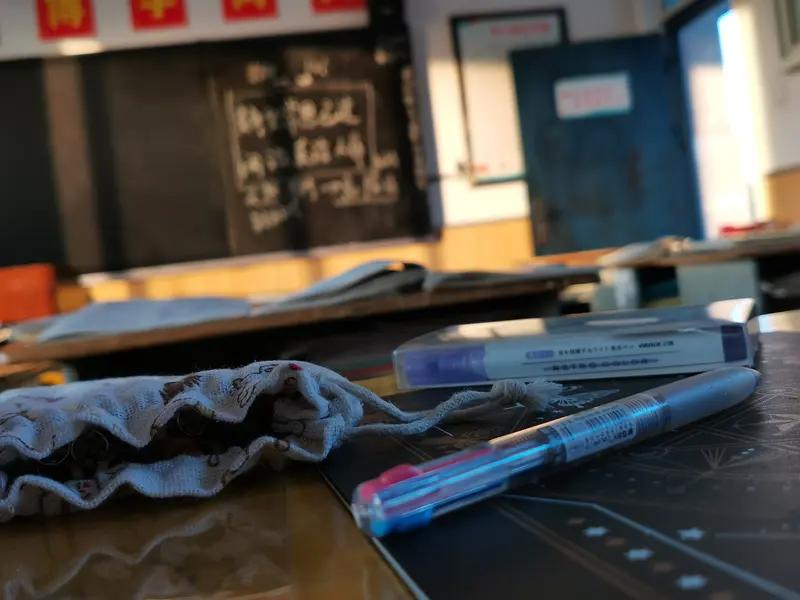 以前穷，大家还怀念，是因为现在缺失了很多那时的东西。以前人际关系简单纯粹，没那