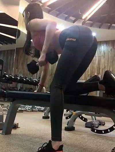搞笑GIF: 老板有人来砸场子了, 是个女的, 砸完场子甚至还卖萌