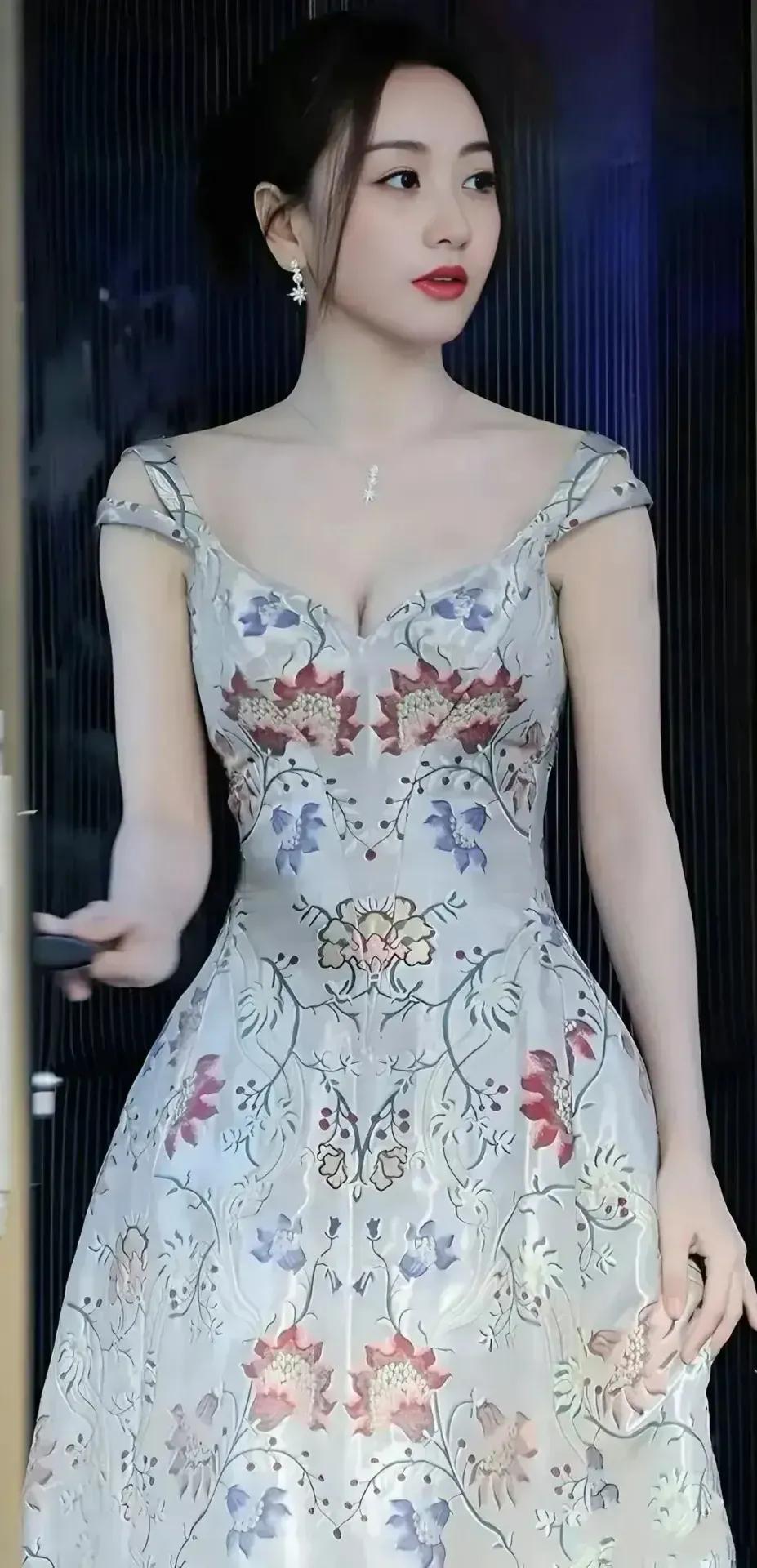 杨蓉40多岁，身材为何如此迷人。