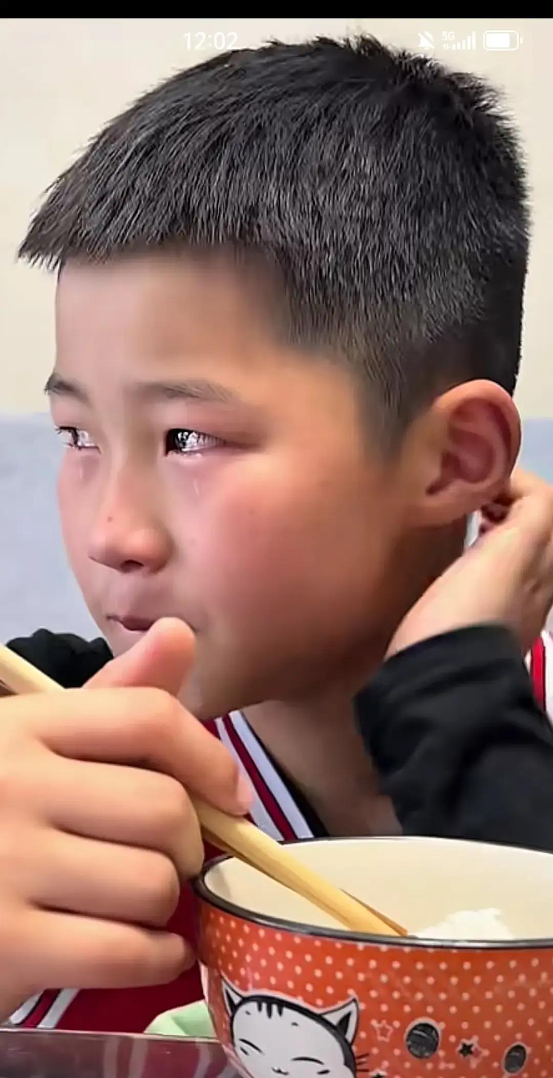 看完鼻酸！单亲妈妈给10元车费，儿子的做法戳中千万人心刷到这个视频的时候，我