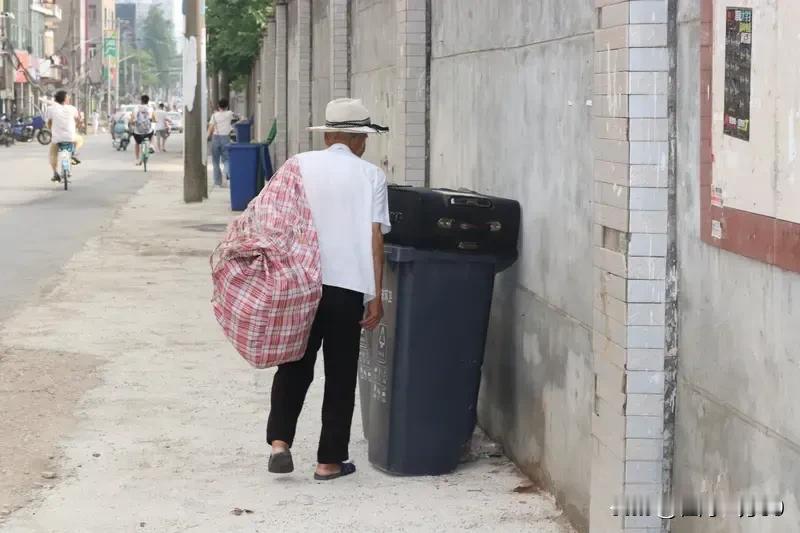 农村七八十岁的人还在种地,但城里七八十岁的老人也在翻垃圾箱,同样是劳动,谁比谁苦