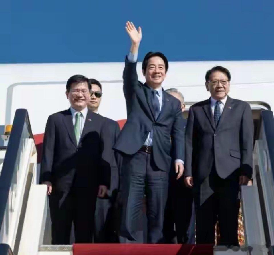 他来了！他来了！他坐着飞机回来了！去的时候，他不要脸！没尊严！回的时候，他不要命