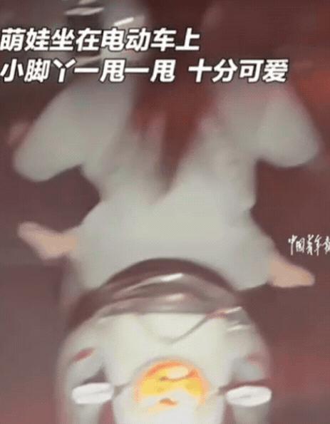 笑不活了！10月18日广西钦州，男子晚上回家，突然发现前方骑车的女子，长了4条腿