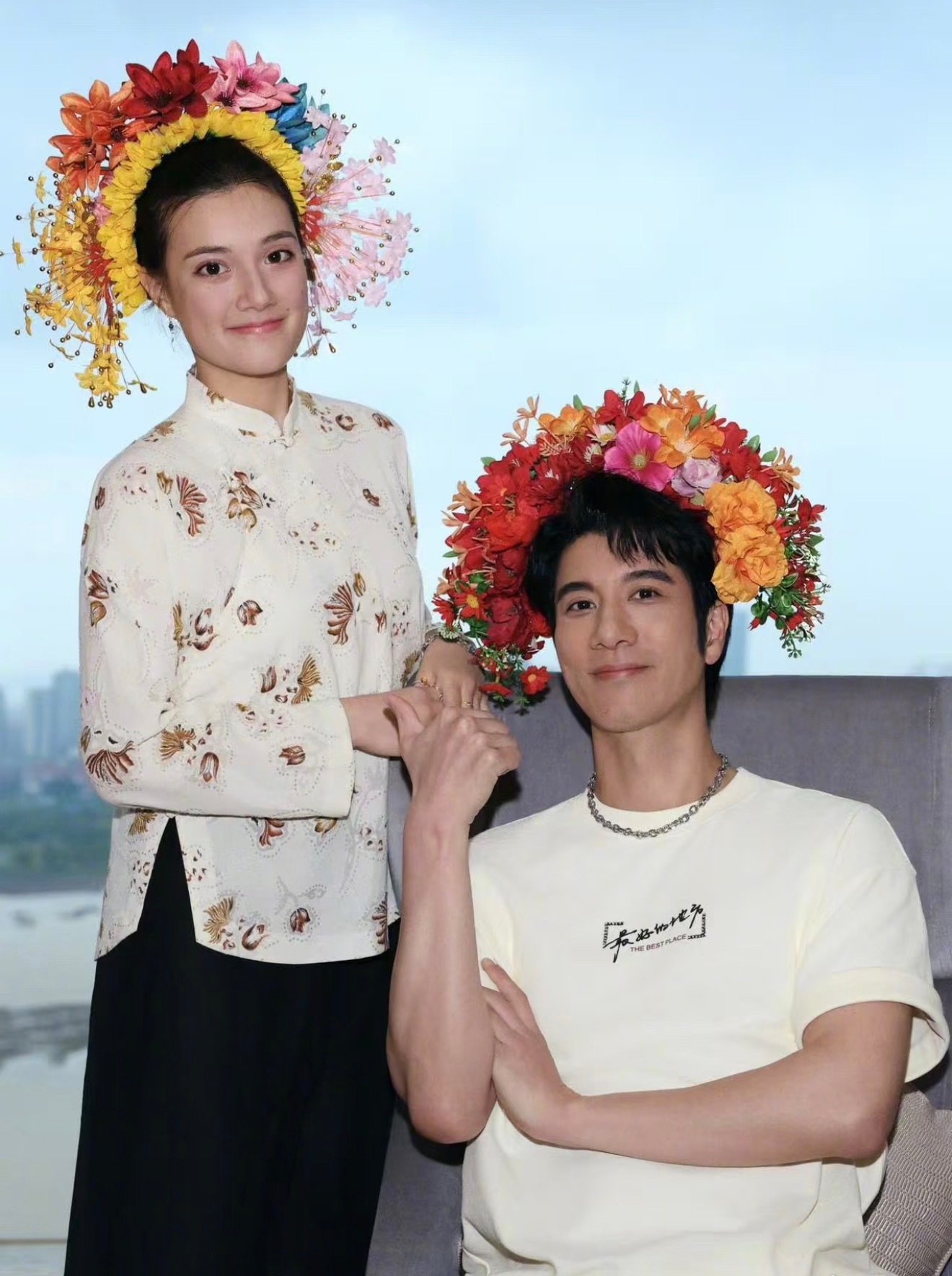 王力宏晒与侄女簪花合照，像双胞胎一样，这基因简直逆天了，不说谁能看出来一个49岁