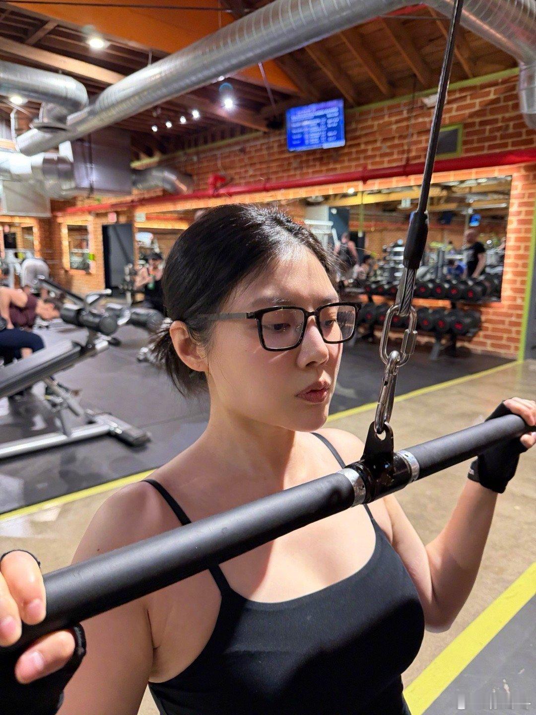 徐冬冬健身，自律的女生都很美。徐冬冬