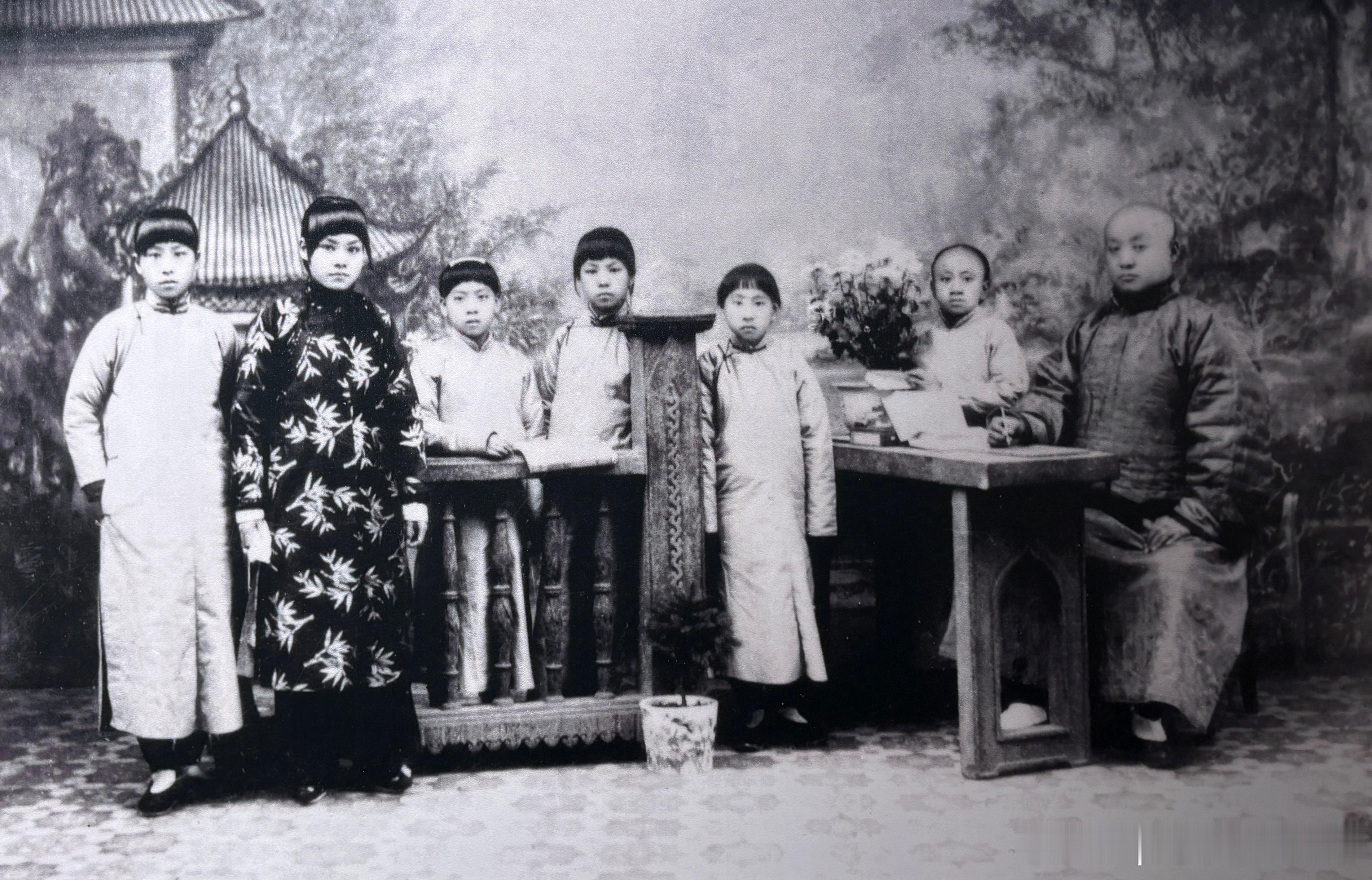 1899年梁漱溟入家塾读书，这是家塾师生合影，右二梁漱溟。第二年1900年他入读