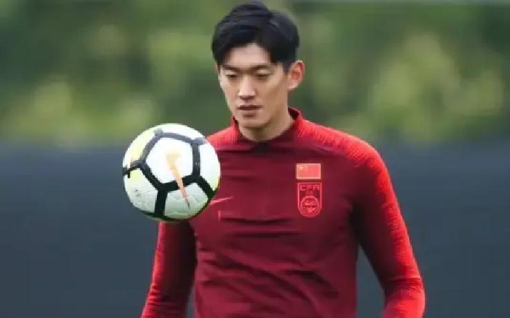 孙祥确实在运作上港门将留洋。但对象，不是颜骏凌。翻开孙祥的履历，他近年成功