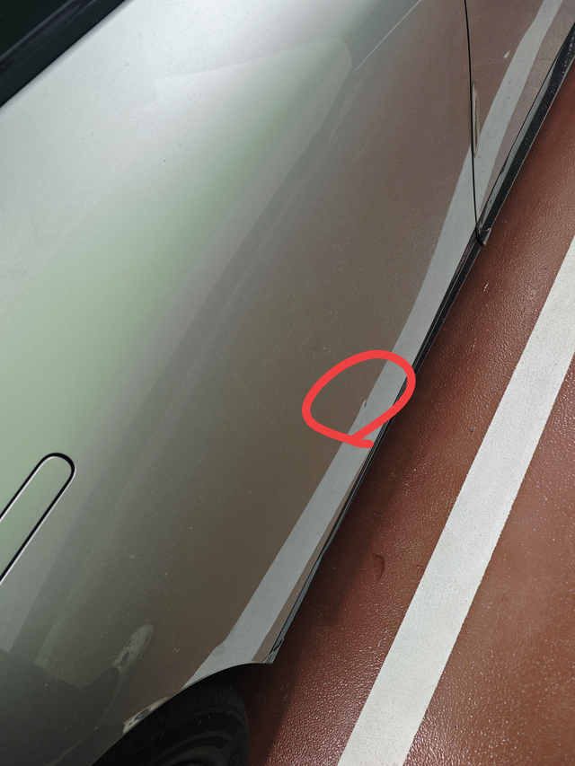 小P一血了不知道哪里弄到的是开门杀吗还是小石子崩到的感觉车漆好薄啊