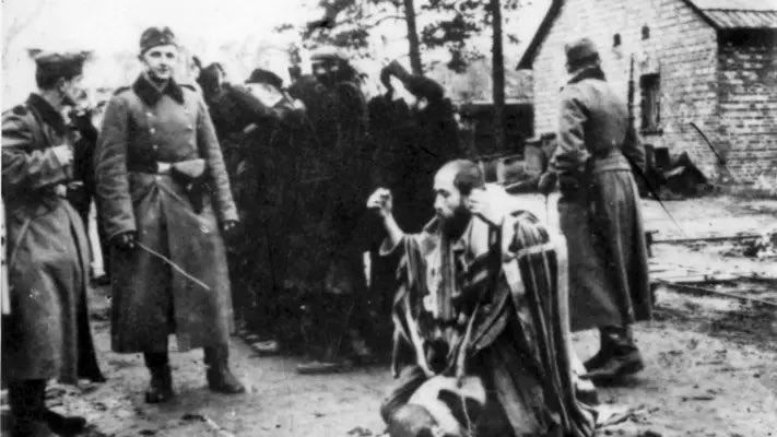 在以色列摩萨德（Mossad）总部那间守卫森严的局长办公室里，墙上挂着一张极不寻