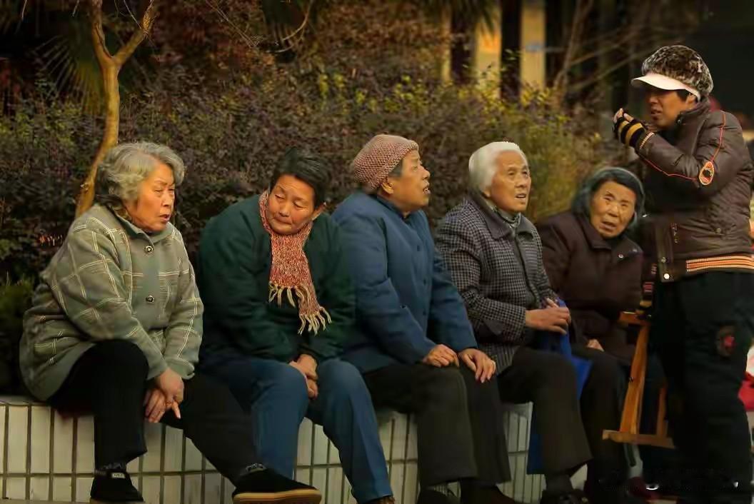 独生子女父母的痛点：自己有退休金，却养不动自己的老，令人心酸。几十年前响应