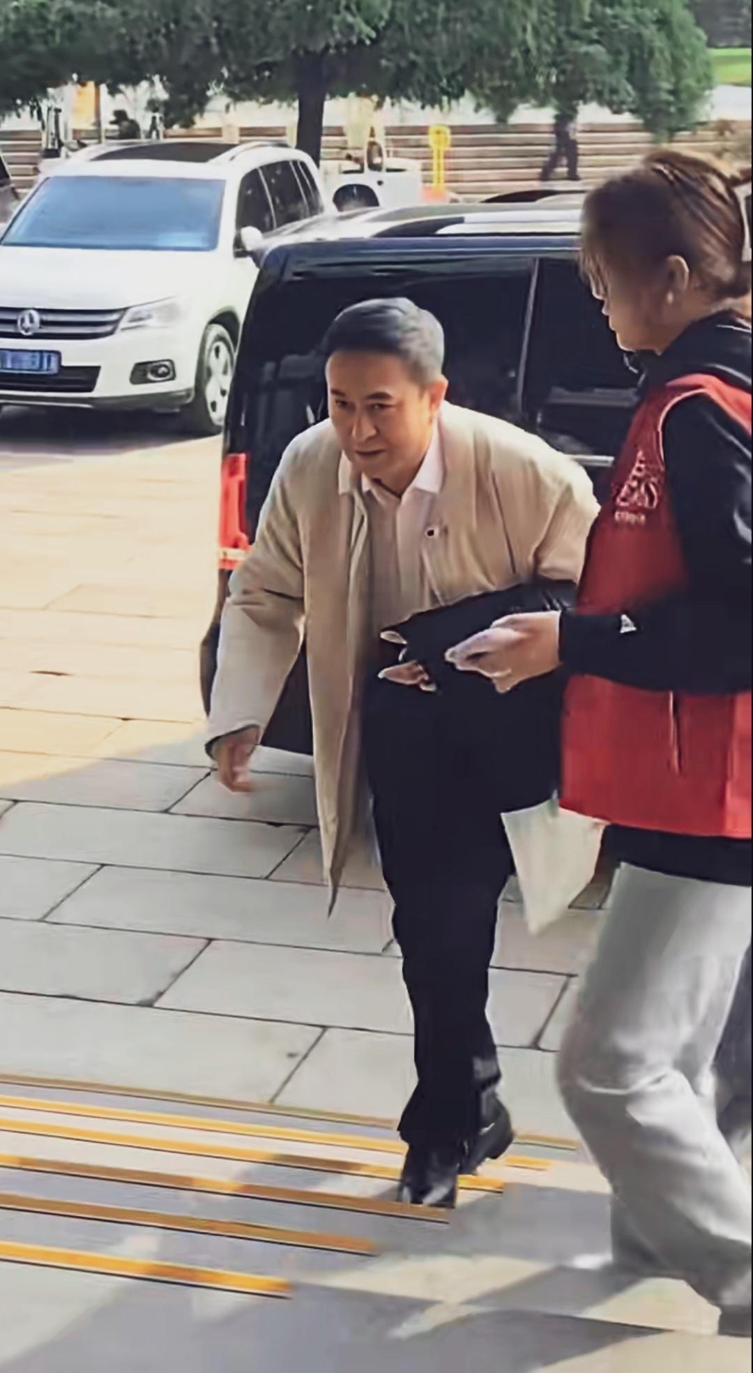 张嘉译老师下车那一瞬间摇晃着膀子驼着背，他独特的走路姿态真的是六亲不认的样子！