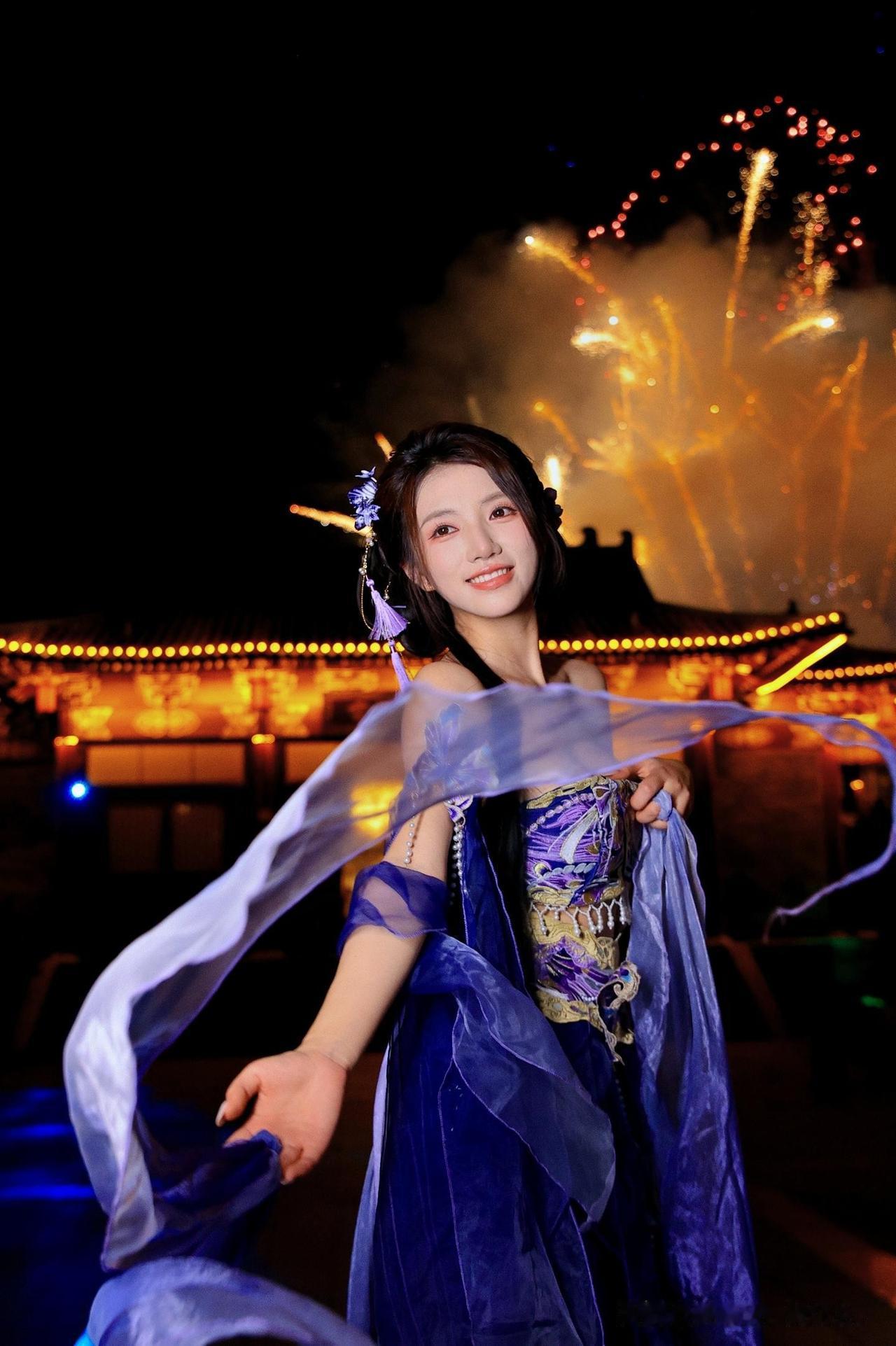 烟花璀璨夜空下，紫衣少女翩然起舞，衣袂飘飘，美得像从画卷里走出来的仙子！