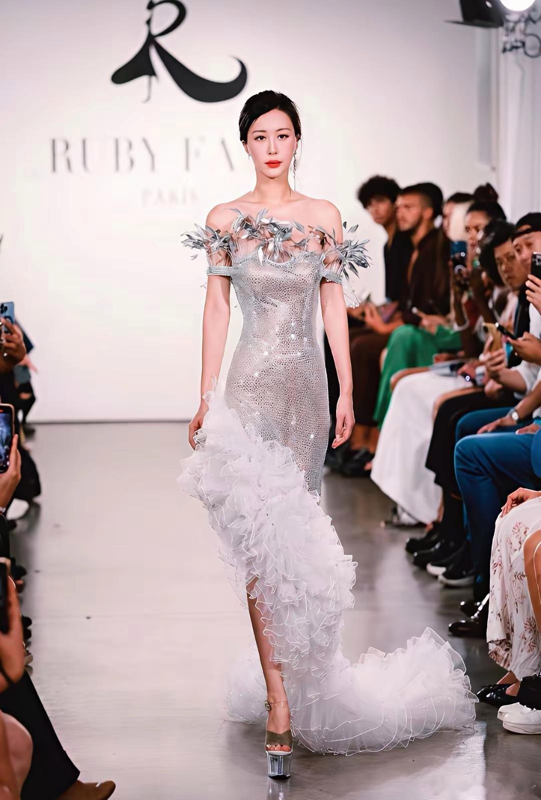 毕竟曾经当过演员，见过大场面，受过专业的训练，所以王石的妻子田朴珺无论是走秀还是