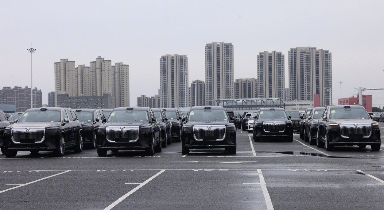 一停车场都是岚图泰山，这场面太爽了！全国发运启动，首批车辆分批次发到159座城市