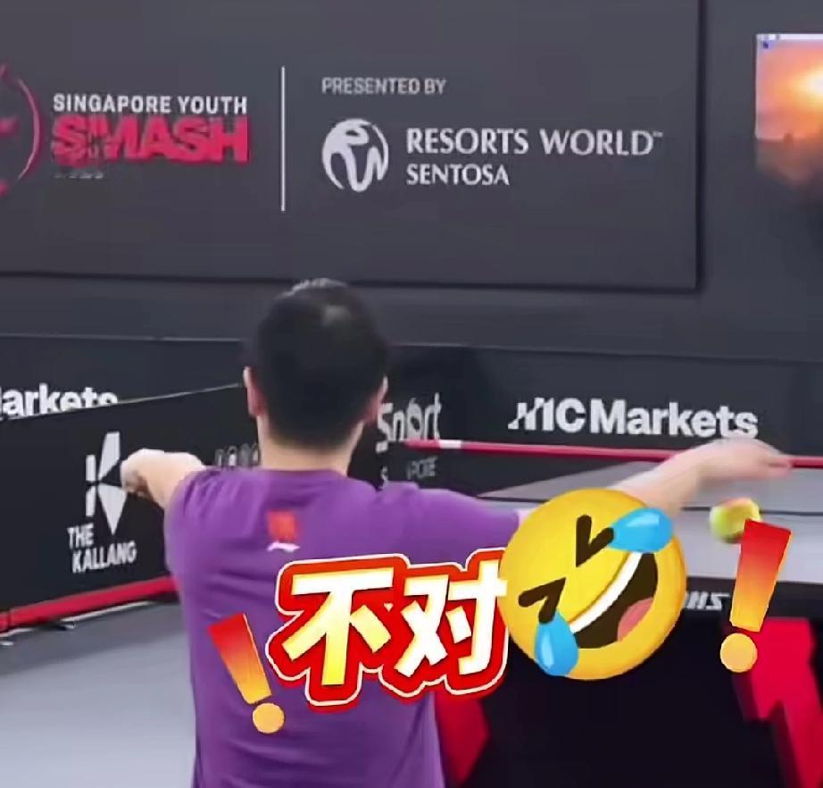 莎莎体能训练现场，像极了老师在就好好训练，抓住一点空闲就摸鱼的小学生。莎莎摆好