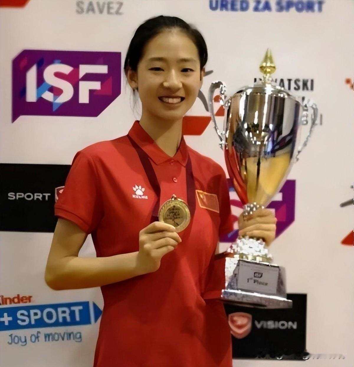 当我们谈到中国女排的新星，庄宇珊无疑成为了近年来最耀眼的名字。年仅22岁的她，凭